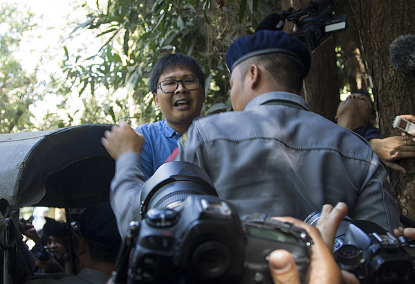 ▲▼ 路透社記者喬索歐（Kyaw Soe Oo）則在移轉的過程中，倉卒的與他家人見面，並用帶著手銬的手抱了他2歲大的女兒。（圖／達志影像／美聯社）