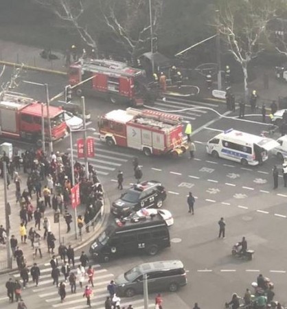 ▲上海「火燒車」衝上人行道　撞飛12人後「掉出3桶瓦斯！」。（圖／翻攝微博）