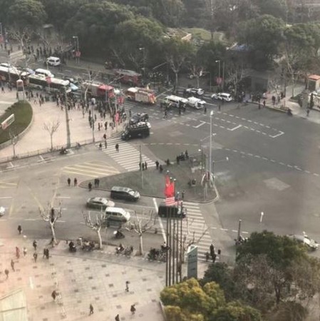 ▲上海「火燒車」衝上人行道　撞飛12人後「掉出3桶瓦斯！」。（圖／翻攝微博）
