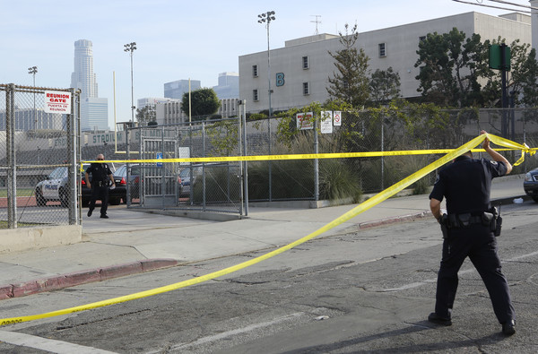 ▲▼ 美國洛杉磯薩斯卡斯楚（Salvador Castro）中學爆槍響，槍手是名12歲少女。警方定調為槍枝走火事件。（圖／達志影像／美聯社）