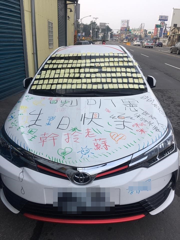 ▲車主生日遭整，白色轎車都是彩色塗鴉。（圖／翻攝自爆怨公社，下同）