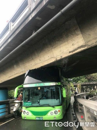 ▲客運駕駛不慎誤闖機車引道，車遭「剃頭」卡在路中央。（圖／翻攝自我是新莊人）