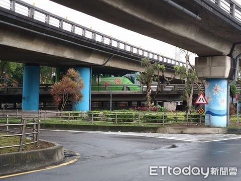 ▲客運駕駛不慎誤闖機車引道，車遭「剃頭」卡在路中央。（圖／翻攝自我是新莊人）