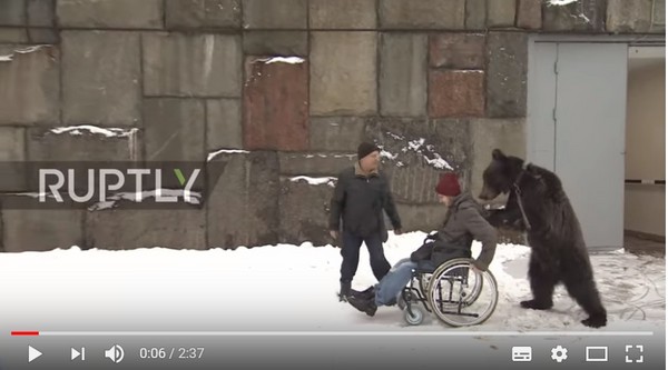 戰鬥奶爸意外摔斷腿　可愛「熊孩子」幫他推輪椅報恩。（圖／翻攝自Ruptly的YouTube）