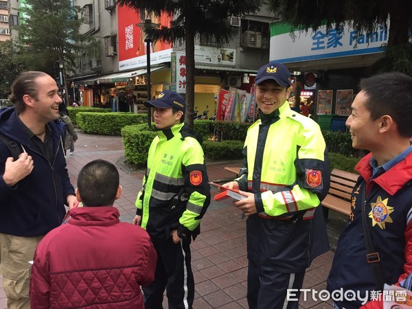 ▲土城帥警冒著低溫上街頭進行犯罪防治宣導，民眾大讚有明星臉。（圖／記者林煒傑翻攝）