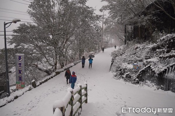 ▲▼2016年拉拉山神木風景下雪。（圖／網友Hu Sin提供）