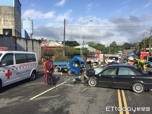 ▲▼台中市東勢區東蘭路嚴重車禍，小客車疑似為超車跨越雙黃線，與對向貨車對撞，雙方駕駛均受困車內。（圖／記者莊智勝翻攝）