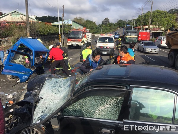 ▲▼台中市東勢區東蘭路嚴重車禍，小客車疑似為超車跨越雙黃線，與對向貨車對撞，雙方駕駛均受困車內。（圖／記者莊智勝翻攝）