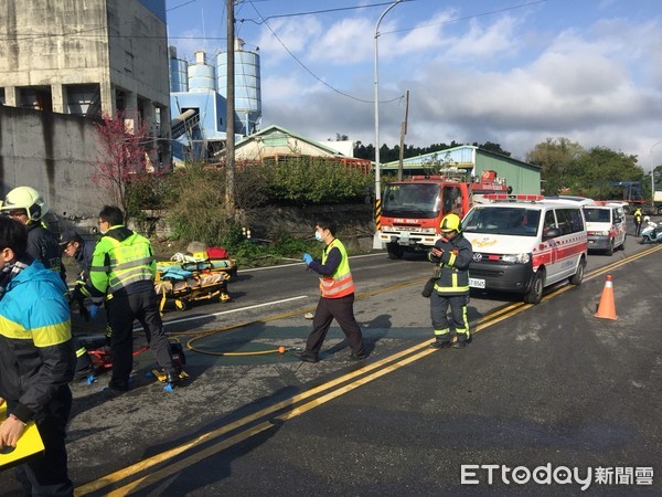 ▲▼台中市東勢區東蘭路嚴重車禍，小客車疑似為超車跨越雙黃線，與對向貨車對撞，雙方駕駛均受困車內。（圖／記者莊智勝翻攝）