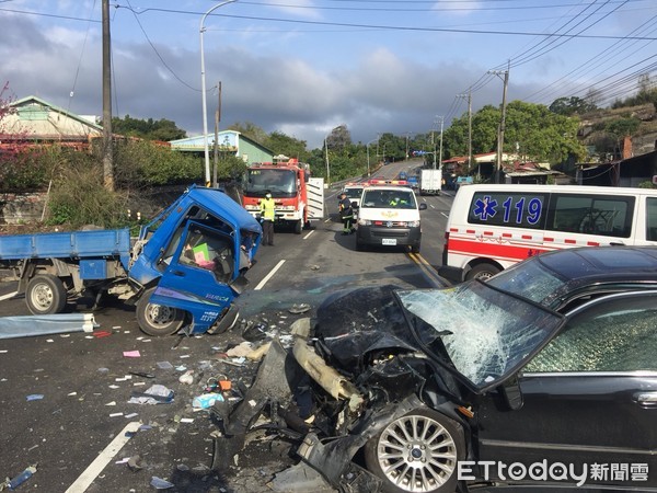 ▲▼台中市東勢區東蘭路嚴重車禍，小客車疑似為超車跨越雙黃線，與對向貨車對撞，雙方駕駛均受困車內。（圖／記者莊智勝翻攝）