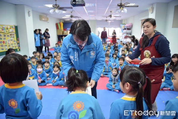 花蓮市長魏嘉賢前往民勤幼兒園主持「書箱宅急便」頒獎典禮，這是該活動舉辦頒獎典禮7年以來，首次移師至學校辦理，有119位閱讀心得製作表現優異的學生接受表揚。（圖／花蓮市公所提供）