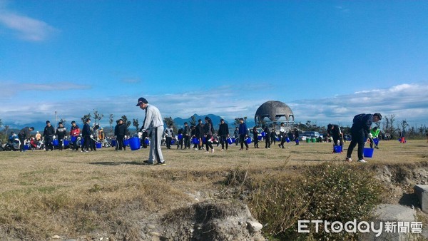 海巡署第一三海岸巡防總隊派出24名隊員，配合台東縣環保局於海濱公園辦理淨灘淨港活動，計清出廢棄物、瓶罐等垃圾約254公斤，還大自然潔淨原貌。（圖／第一三海岸巡防總隊提供）