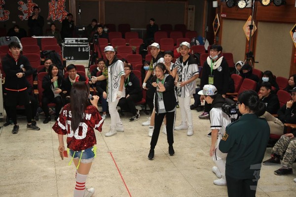 儘管低溫，表演藝術營學子們不減熱情。（圖／軍聞社）