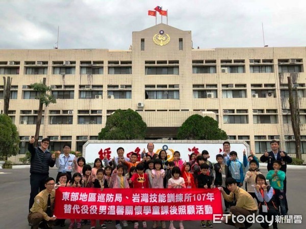 東巡局運用替代役人力資源與專長，辦理 107年替代役役男溫馨關懷學童寒期課後照顧-大手牽小手活動，協助學童在寒假期間能有適當的學習與娛樂。（圖／東巡局提供）