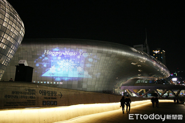 ▲▼首爾東大門設計廣場LED玫瑰花海庭園展。（圖／讀者Mei提供）