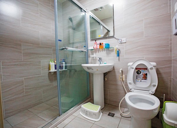 After　浴室裝修首重看不見的全室防水工程，想省錢要取捨看得見的衛浴設備。