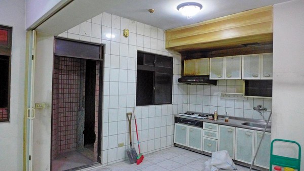Before　裝修前的廚房，廚櫃、牆磚都顯露出老屋的斑駁。（特力屋提供）