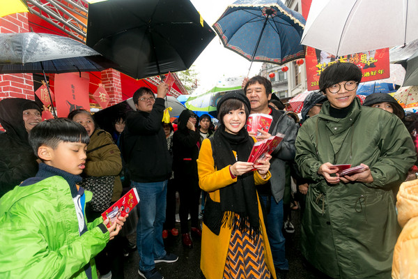 ▲▼《花甲大人轉男孩》台北年貨大街造勢，導演瞿友寧、盧廣仲、柯叔元、嚴正嵐、江宜蓉、劉冠廷、曲獻平、林意箴、范足妹、葉星辰、今子嫣、阮氏翠恆。（圖／氧氣電影提供）