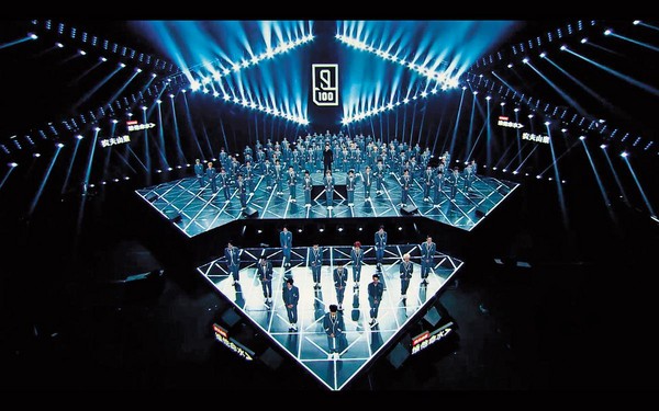 愛奇藝為錄製12集的《偶像練習生》，在北京大廠影視園長期租借攝影棚，打造大型華麗舞台。