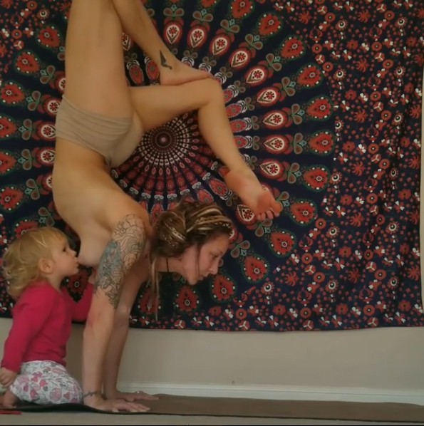 ▲美國辣媽貝尼亞（Carlee Benear）一邊做瑜珈，一邊親餵母乳。（圖／翻攝自carleebyoga Instagram）