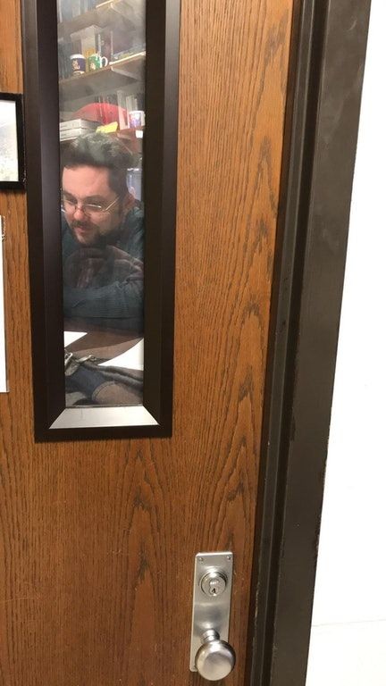 老師在門窗上貼自己的照片偽裝（圖／翻攝自REDDIT@baked_potato17）