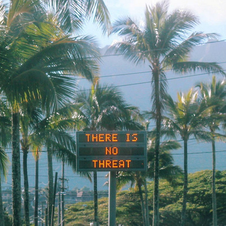 ▲▼夏威夷飛彈警報之後，證實為誤發，路上出現「沒有威脅」的標語。（圖／路透社）