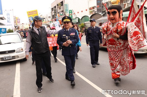 ▲台南市警永康分局，結合轄區復國里、復華里、復興消防分隊及9隊守望相助隊等，共同舉辦「107年加強重要節日安全維護工作犯罪預防踩街宣導活動」。（圖／警方提供）