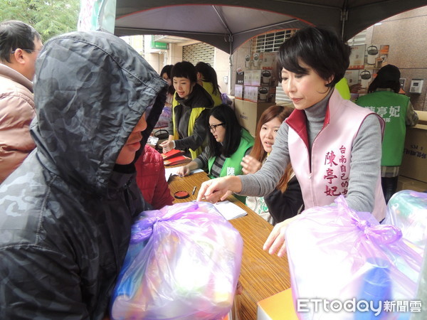 ▲延續父親遺愛，立委陳亭妃、市議員陳怡珍舉辦寒冬送暖關懷弱勢活動。（圖／陳亭妃提供）