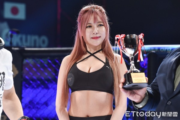 ▲▼RFC猛龍過江台灣區職業綜合格鬥爭霸賽。TFC舉牌女郎Ring Girls（圖／記者李毓康攝）