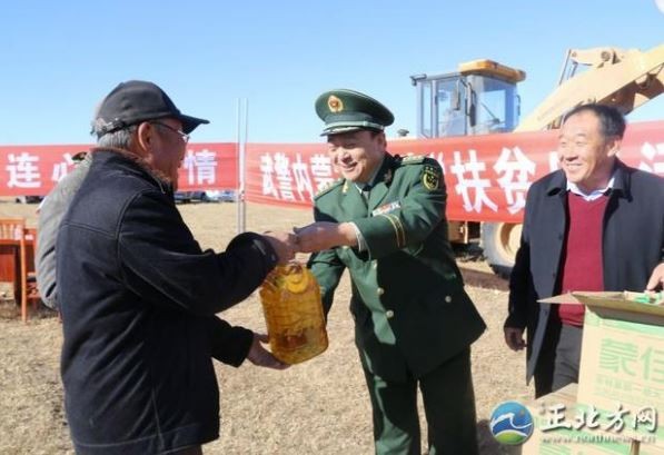 ▲▼武警內蒙古總隊舉行「扶貧日」活動，為牧民發放慰問品。（圖／翻攝自正北方網）