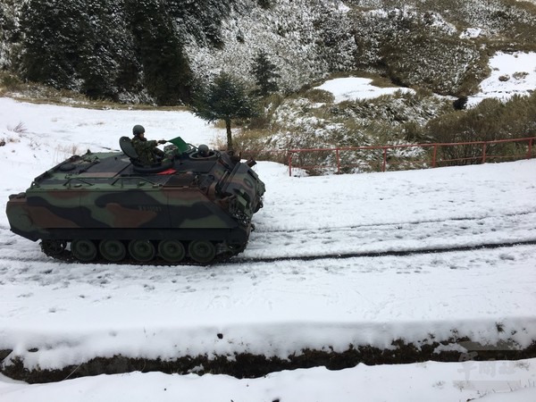 ▲▼陸軍裝甲586旅官兵在寒冷的氣候中，進行CM21裝甲車動力測試演練。（圖／陸軍586旅提供）