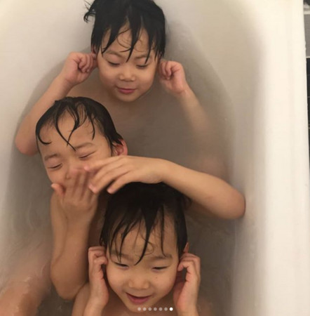 三胞胎泡澡塞滿浴缸。（圖／翻攝自宋一國IG）