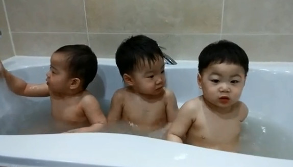 三胞胎泡澡塞滿浴缸。（圖／翻攝自宋一國IG）