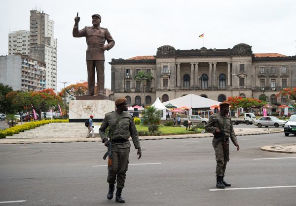 ▲▼兩名士兵站在馬布多獨立廣場。（圖／達志影像／美聯社）