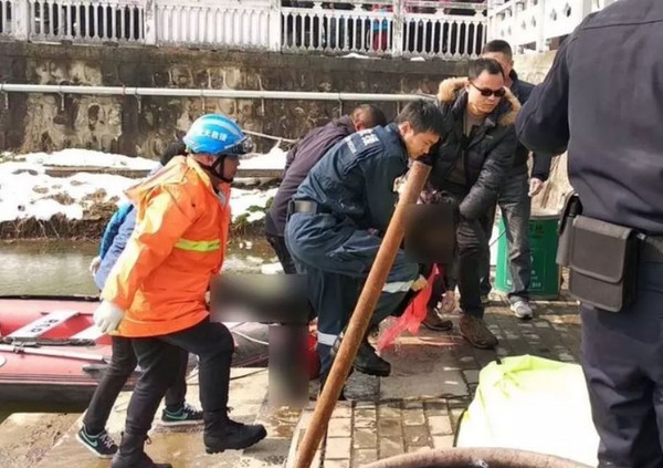 ▲冰面有模糊人臉！男女練車墜水塘　遺體「冰封」浮不出。（圖／翻攝自大陸青年網）