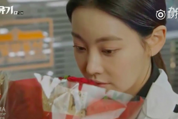 ▲《花遊記》第12集，「唐三藏」陳善美收到阿斯女送來的玫瑰。（圖／翻攝自tvN）