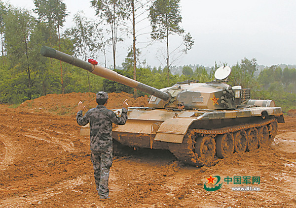 孟加拉計畫向中國引進300輛59式坦克，該型坦克目前已逐漸在解放軍中退役。圖為中國改裝59式坦克成新型坦克教練車，被陸軍媒稱為「老爺車變身新教頭」。（圖／翻攝自中國軍網）