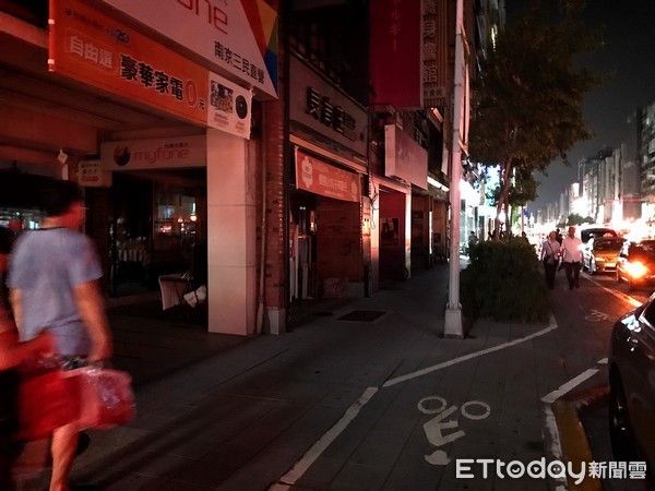 ▲▼ 815全台大停電，台北市區陷黑暗。（圖／記者陳弘修攝）