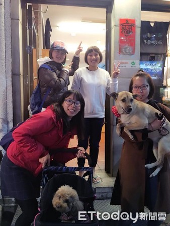 ▲32人+29毛走上墾丁大街逐攤發春聯　變戶外米克斯犬聚。（圖／小熊&胖丁粉絲團授權提供。）