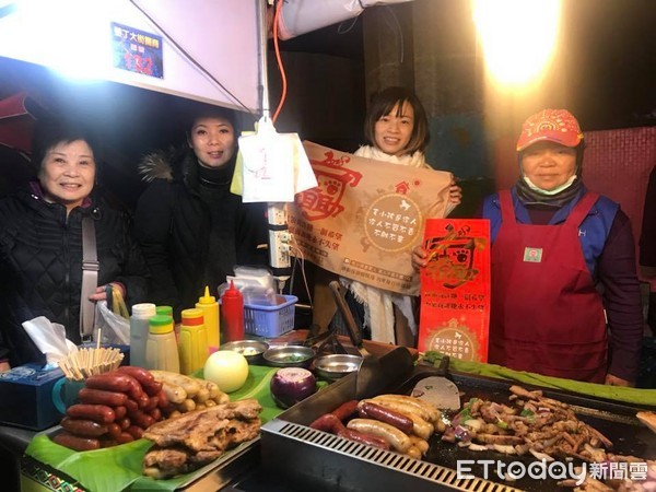 ▲32人+29毛走上墾丁大街逐攤發春聯　變戶外米克斯犬聚。（圖／小熊&胖丁粉絲團授權提供。）
