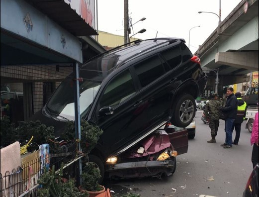 ▲自小客與軍車擦撞，再插進休旅車底盤。（圖／翻攝臉書「聯結車 大貨車 大客車 拉拉隊 運輸業 照片影片資訊分享團」）