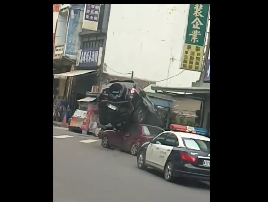 ▲自小客與軍車擦撞，再插進休旅車底盤。（圖／翻攝臉書「聯結車 大貨車 大客車 拉拉隊 運輸業 照片影片資訊分享團」）