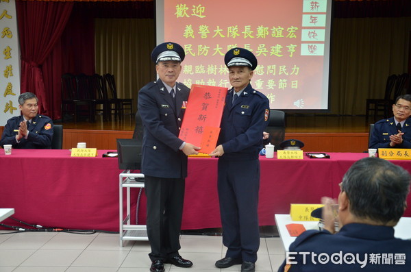 ▲▼新北市義警、民防大隊長至樹林分局慰勉春節期間的協勤弟兄。（圖／記者陳豐德翻攝）