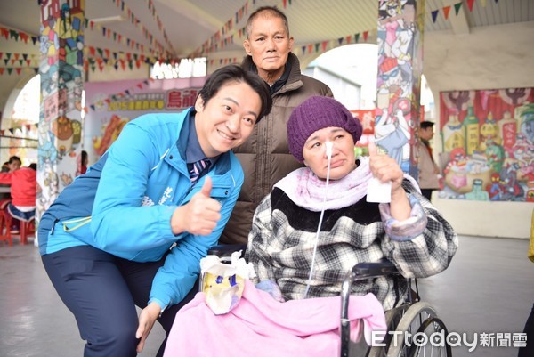 花蓮縣攤商發展協會與市公所合作辦理寒冬送暖活動，在進豐生活園區發送出500份的牛排便餐、QQ蛋、愛心麵包、毛帽以及現場愛心義剪服務，市長魏嘉賢特別到場致贈感謝狀，肯定老夫子牛排與花蓮縣攤商發展協會的善舉。（圖／花蓮市公所提供）