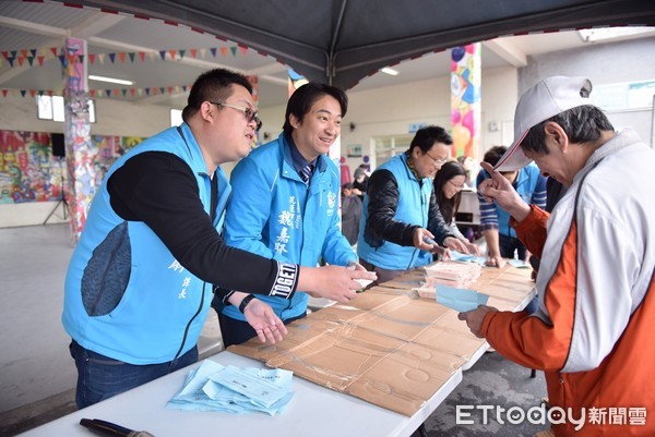 花蓮縣攤商發展協會與市公所合作辦理寒冬送暖活動，在進豐生活園區發送出500份的牛排便餐、QQ蛋、愛心麵包、毛帽以及現場愛心義剪服務，市長魏嘉賢特別到場致贈感謝狀，肯定老夫子牛排與花蓮縣攤商發展協會的善舉。（圖／花蓮市公所提供）