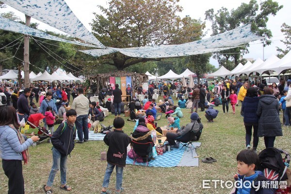 台東縣政府辦理2018第一場慢食饗宴「醒腦餐桌」在鐵花新聚落登場，以「台東飲品文化」為主題，縣長黃健庭伉儷特別前往參與，也逐攤向商家致意打氣，大家也拿出最好的食物請縣長品嚐，黃健庭吃了讚不絕口。（圖／台東縣政府提供）