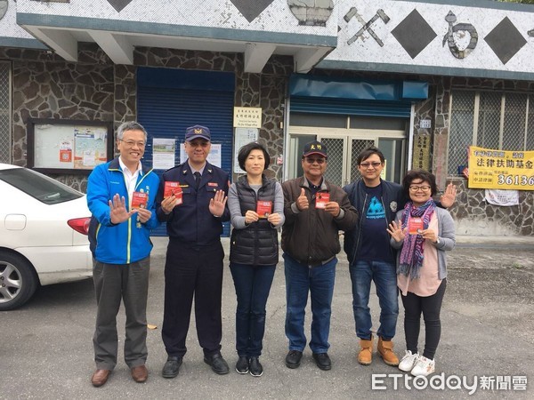 台東多良派出所所長杜信諭前往大武鄉大竹村活動中心向村民實施反毒宣導，邀請到台東縣議會議長饒慶鈴共同響應，員警用心維護地方治安村民深受感動。（圖／台東縣警察局提供）