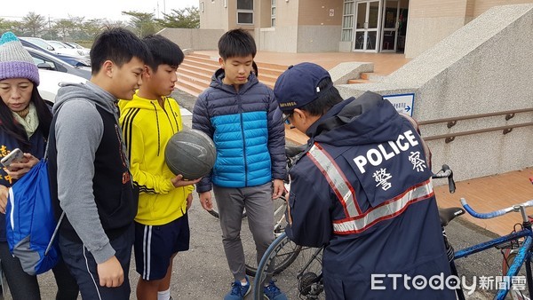 ▲警方為所有騎乘腳踏車至會場之學生車輛及隨身背包安裝反光片，並藉機實施交通安全宣導。（圖／警方提供）