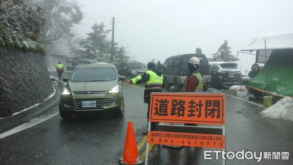 寒流持續發威，雪線一日二修，（5）日早下午再度下修至153公里洛韶段，合歡派出所所長張文盛呼籲，上山民眾請注意行車安全，並配合相關單位之疏導管制事項。（圖／新城分局提供）