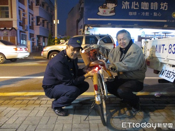 ▲為了保護高齡者夜間騎乘自行車的安全，安平觀音亭也自行添購500組自行車裝置後座警示燈，轉由市警四分局安平派出所，致贈民眾響應此一交安活動。（圖／警方提供）